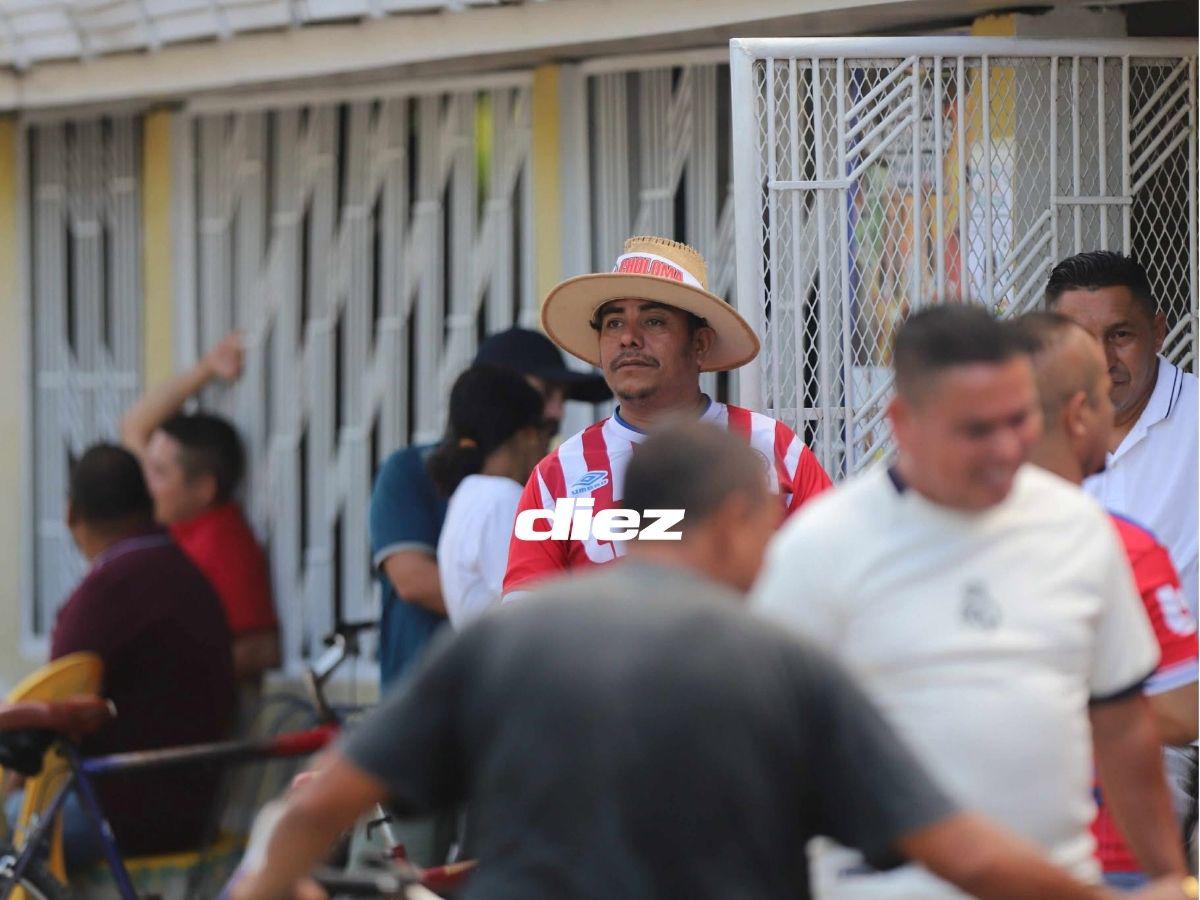 Aficionados de Olimpia sorprenden con motos curiosas, las bellas cipotas de Choloma y blindaje total al Rubén Deras