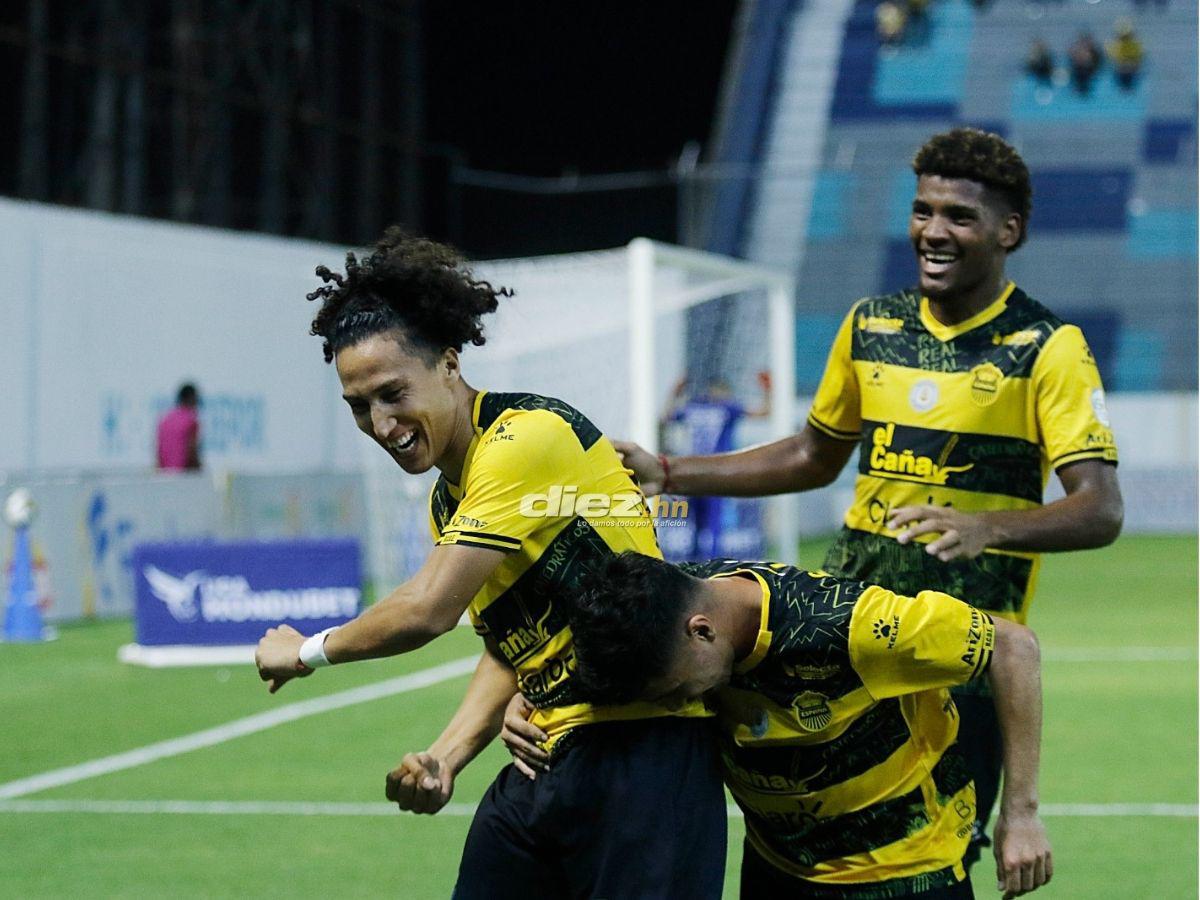 Barra de Real España sacó espectacular manta, chica bella robó suspiros y agarrón de Héctor Vargas con “La Máquina”