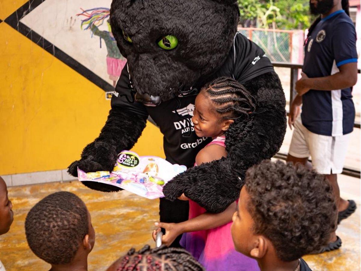 ¡Para ponerse de pie! Alberth Elis sorprende a los niños de San Juan Pueblo en plena navidad