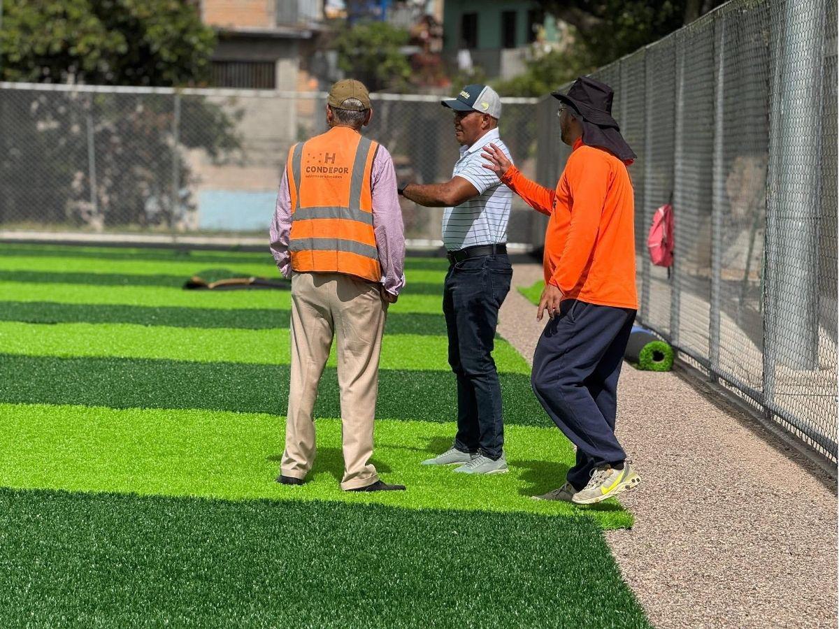 En fotos: Condepor supervisa avances de la construcción de moderna cancha sintética en popular colonia de Tegucigalpa