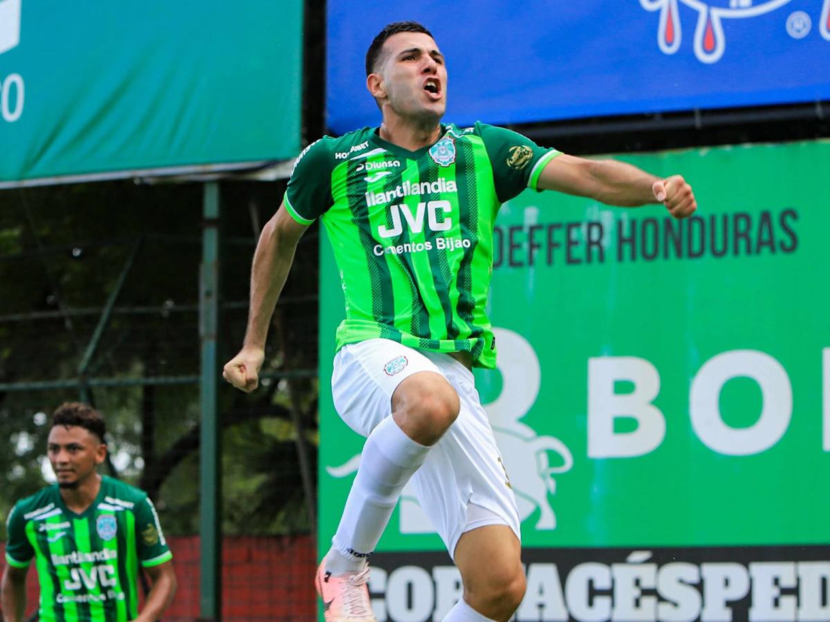 Nicolás Messiniti celebrando su anotación 12 del torneo de la Liga Nacional.