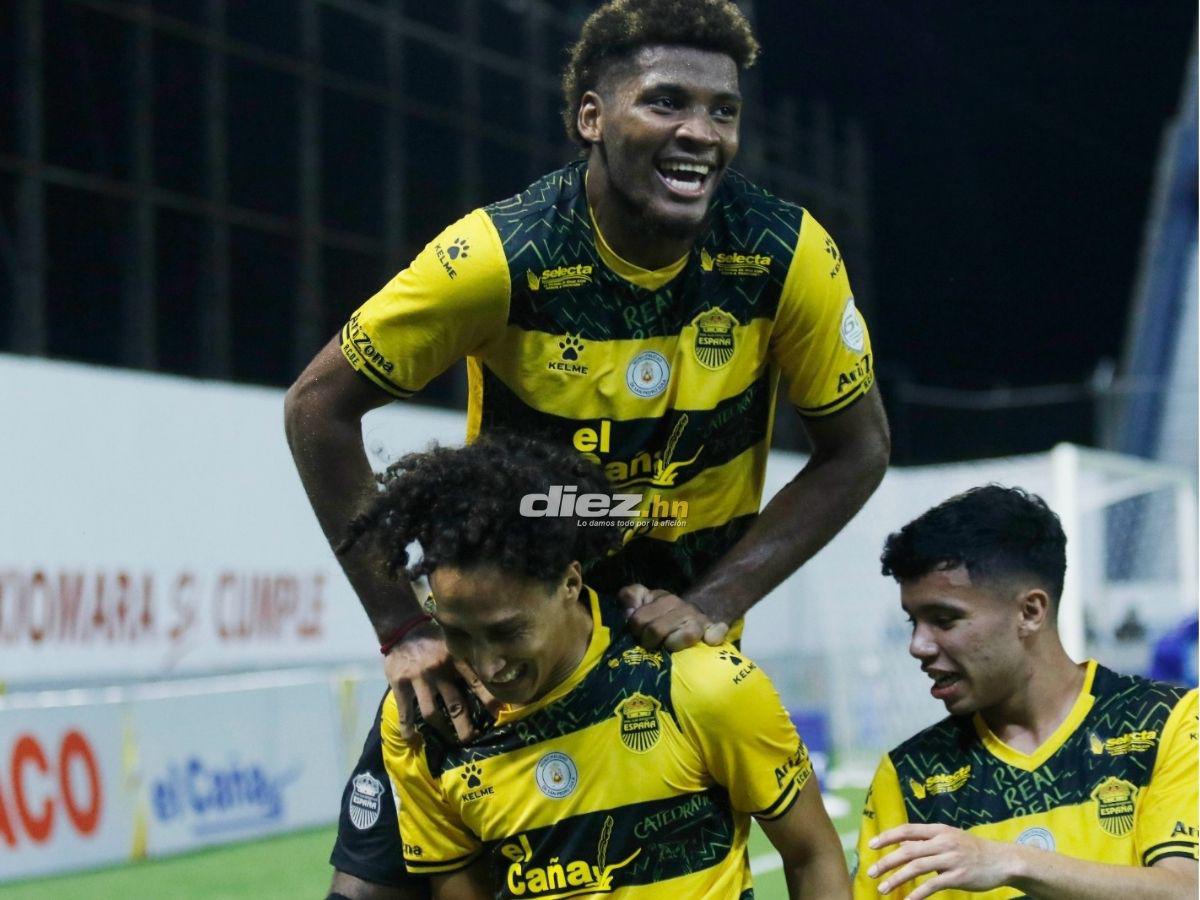 Barra de Real España sacó espectacular manta, chica bella robó suspiros y agarrón de Héctor Vargas con “La Máquina”