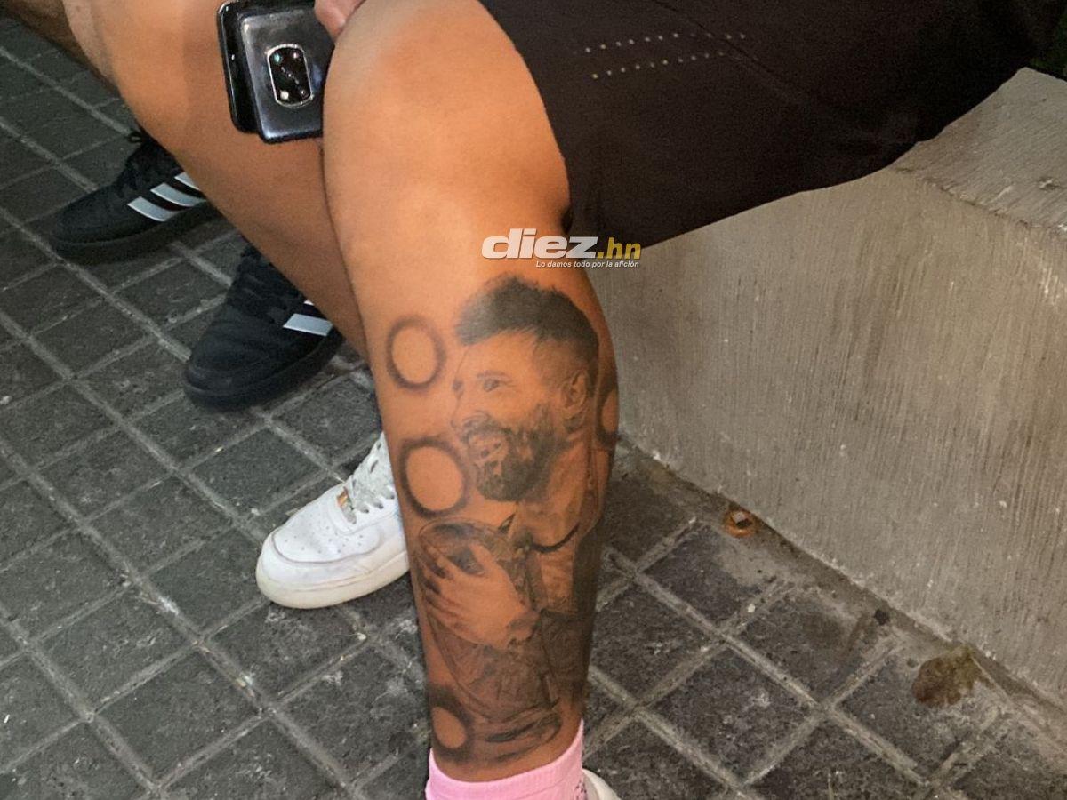 El tatuaje de Alejandro con el rostro de Lionel Messi en su pierna izquierda. FOTOS: Emma Ramos | Neptalí Romero.