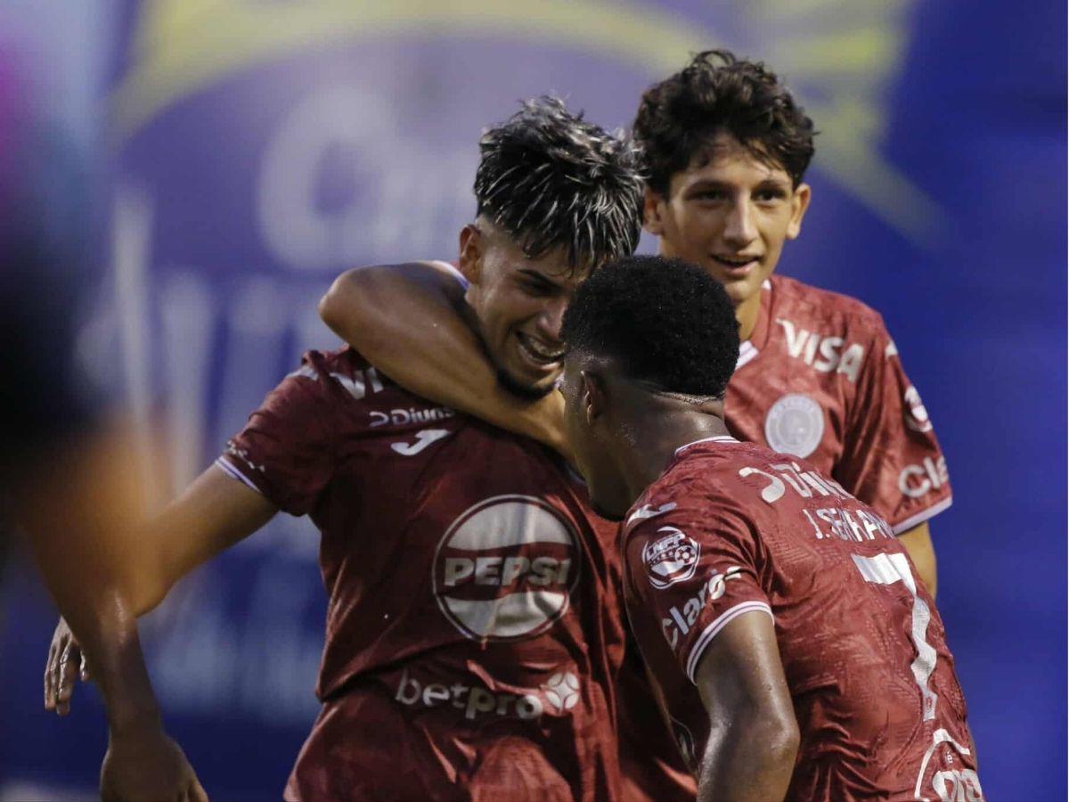 Tiktoker roba suspiros, rabieta de Raúl Cáceres y DT del Motagua se robó el show en sol centro en el Estadio Olímpico