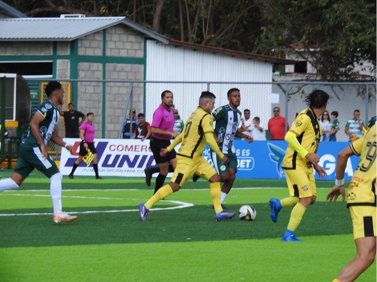¡Una mesa de billar! Las fotos que dejó el histórico choque Juticalpa-Génesis en el Estadio Óscar Peralta de Olancho
