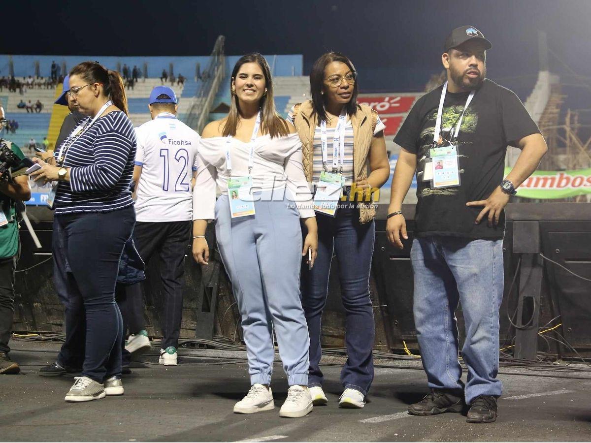 ¡Derroche de bellezas en el Nacional! Las lindas chicas que engalanaron la previa del Honduras vs Trinidad y Tobago