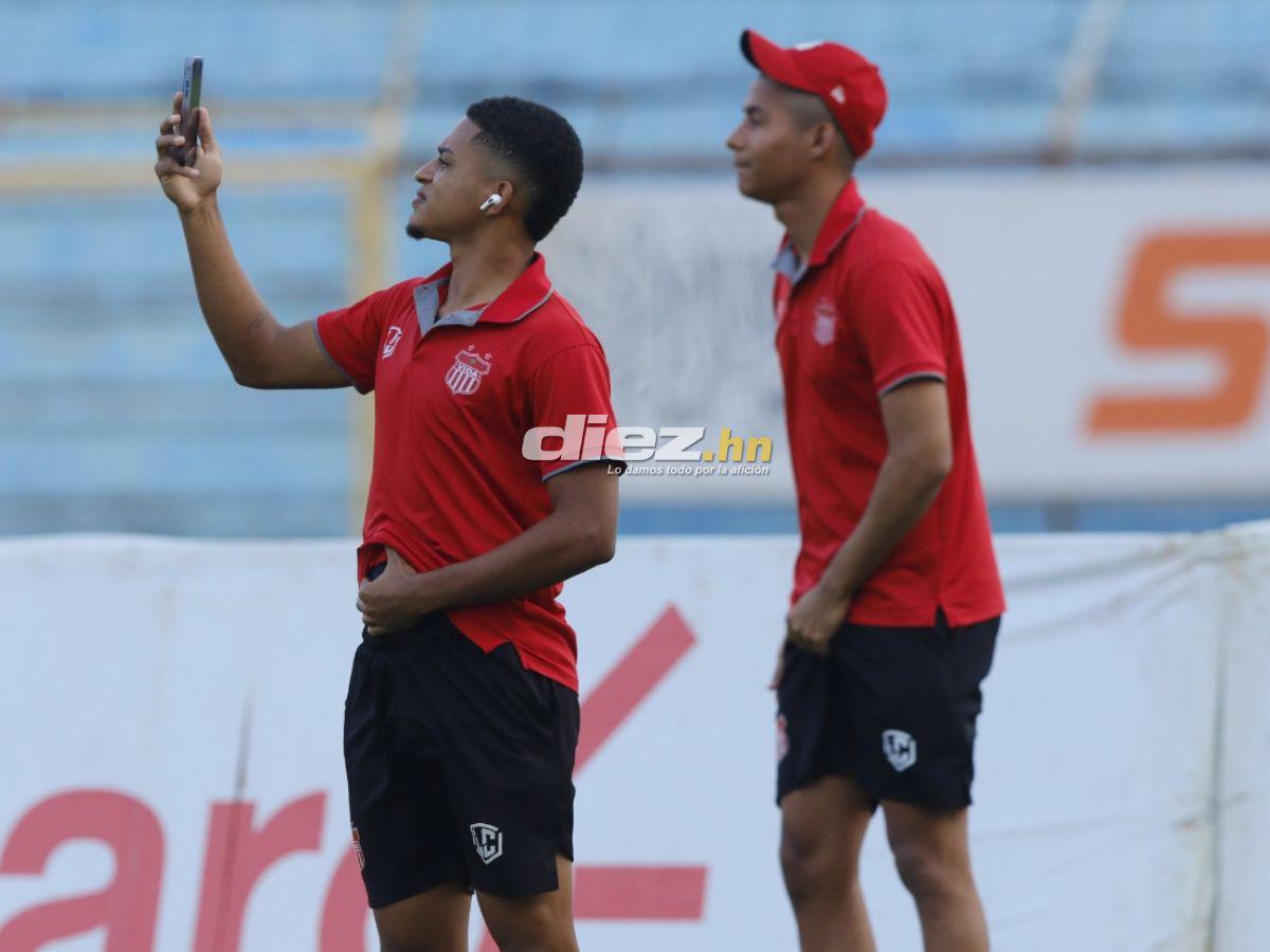 Los jugadores del CDS Vida se tomaron un par de selfies a su llegada al estadio Olímpico de SPS. FOTOS: Mauricio Ayala | Neptalí Romero.