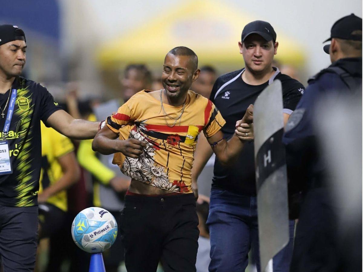 El hincha que casi provoca una tragedia, pancarta pidiendo perdón, preciosa de palco y el karaoke antes de recibir a LAFC