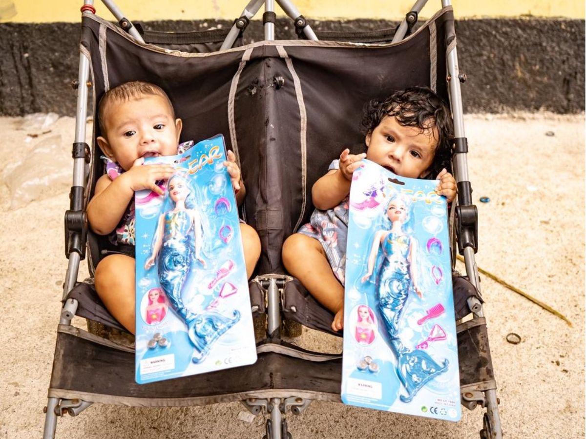 ¡Para ponerse de pie! Alberth Elis sorprende a los niños de San Juan Pueblo en plena navidad