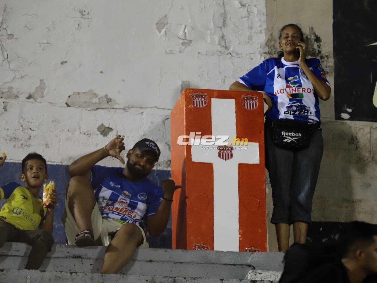 ¡EPA! El Victoria ya le canta las golondrinas al Vida en el Estadio Ceibeño. FOTO: Esaú Ocampo.