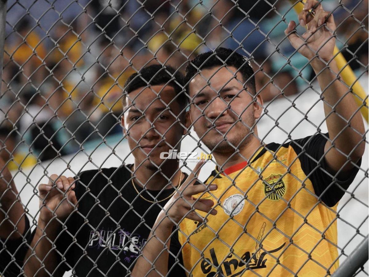 Barra de Real España sacó espectacular manta, chica bella robó suspiros y agarrón de Héctor Vargas con “La Máquina”