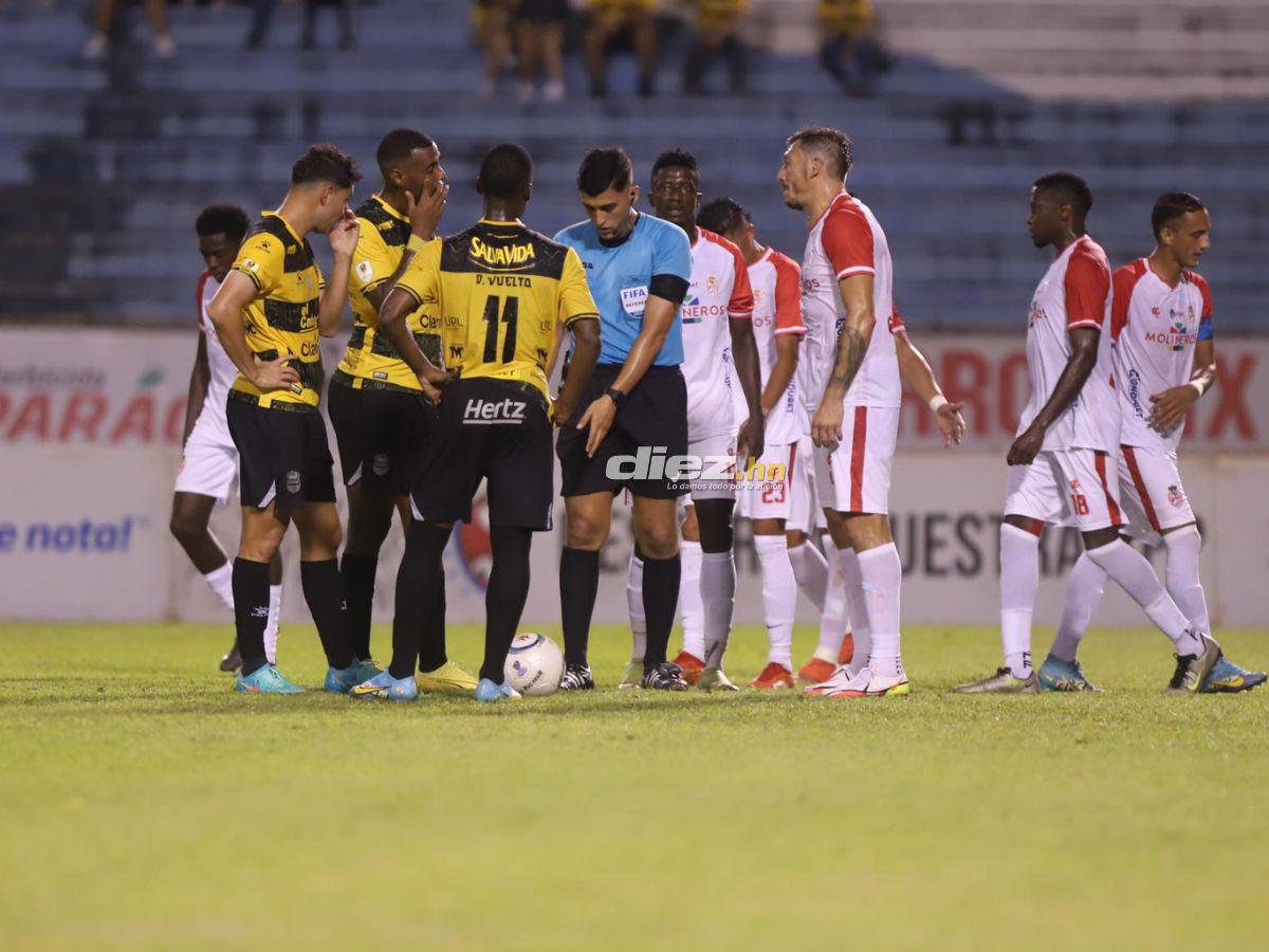 No se vio en TV: La bronca de Carlos Small, tristeza en Real España, locura de Rony Martínez y las hermosas policías en el Olímpico