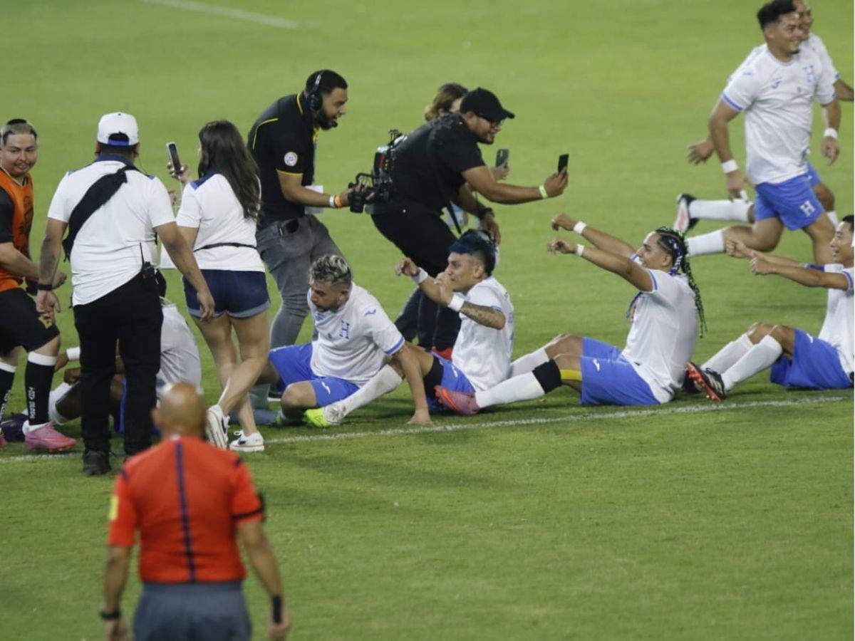 Prensa de El Salvador denuncia trampa y malos tratos de aficionados hondureños en juego de tiktokers: quedaron mal