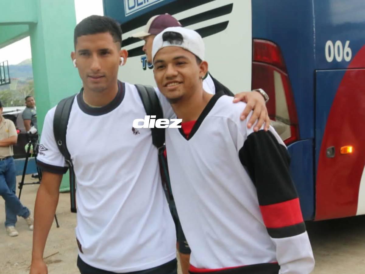 José Mario Pinto posando con uno de los aficionados. Foto Alex Pérez.