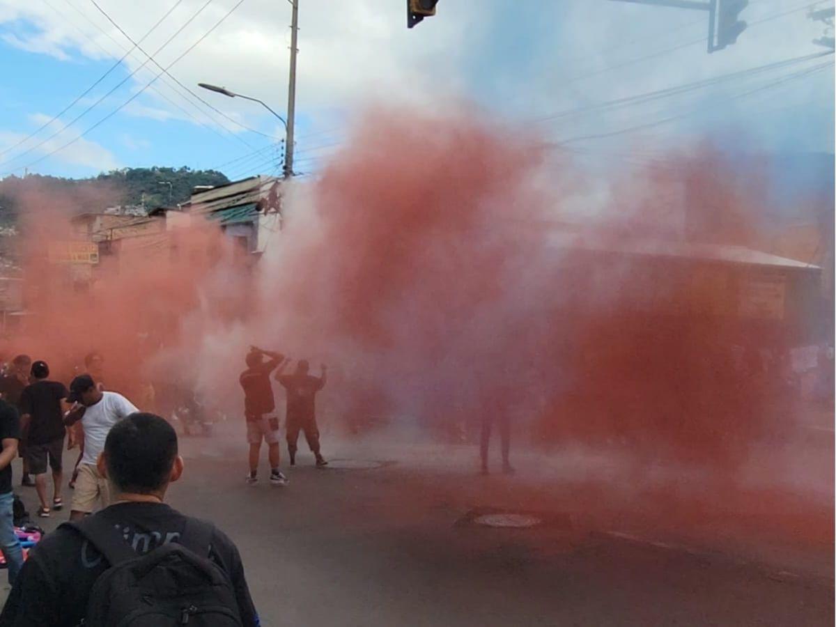 ¿Quién era la chica de verde? Derroche de bellezas en la previa del Olimpia-Motagua, ¡Bengtson fue sorprendido!