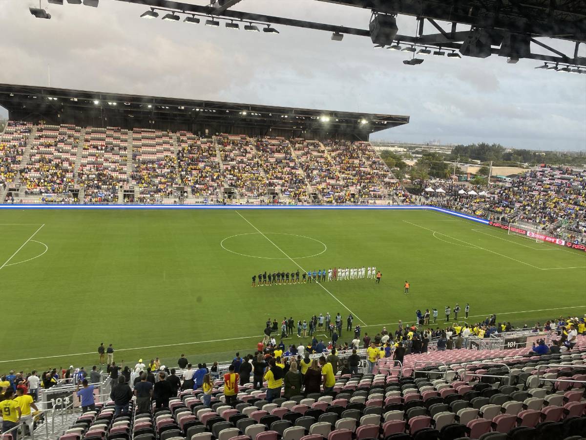 El reencuentro que se dio previo a la derrota de la ‘H’ en Florida y aficionada hondureña fue conquistada por colombiano