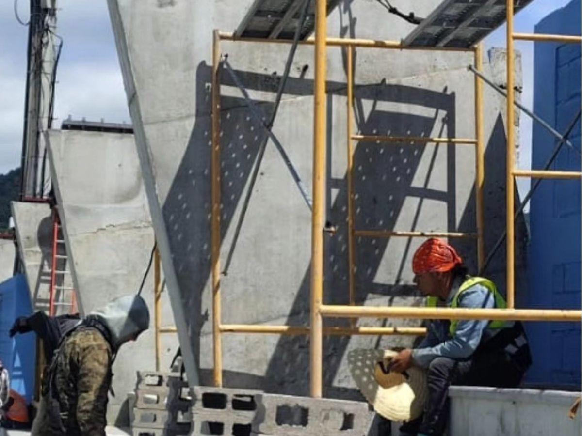 Grúa de 90 toneladas se instala en el Estadio Nacional para levantar el moderno techo en sol centro