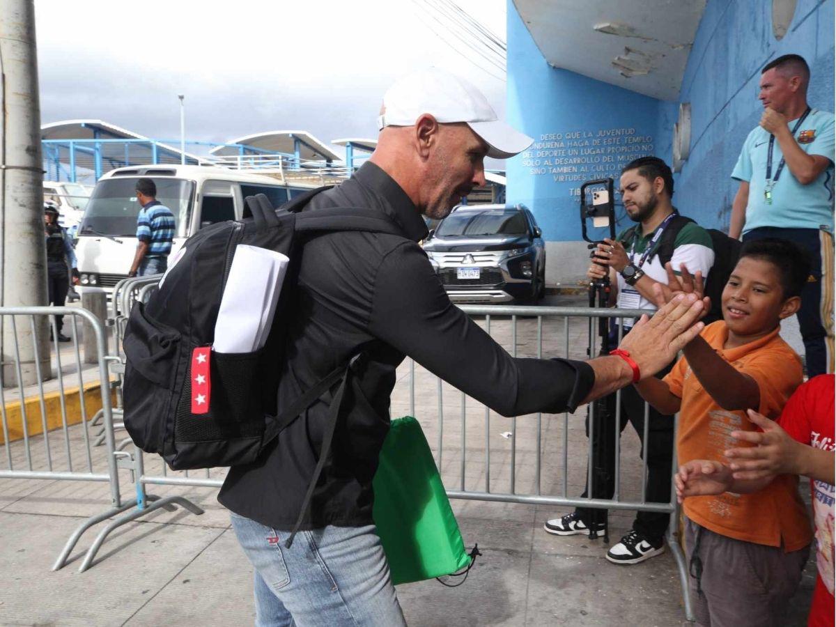 ¿Quién era la chica de verde? Derroche de bellezas en la previa del Olimpia-Motagua, ¡Bengtson fue sorprendido!