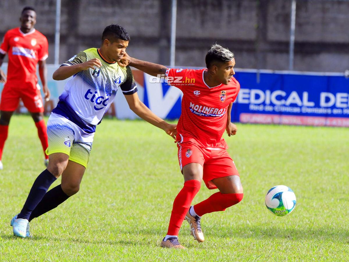 Álvaro Torres es marcado por el colombiano Jhan Carlos Mora. FOTOS: Neptalí Romero.