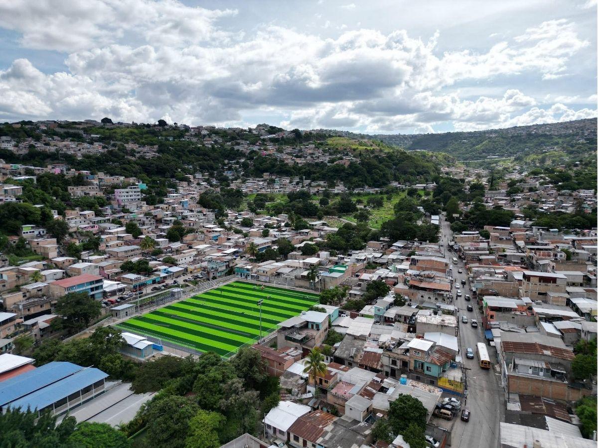 En fotos: Condepor supervisa avances de la construcción de moderna cancha sintética en popular colonia de Tegucigalpa