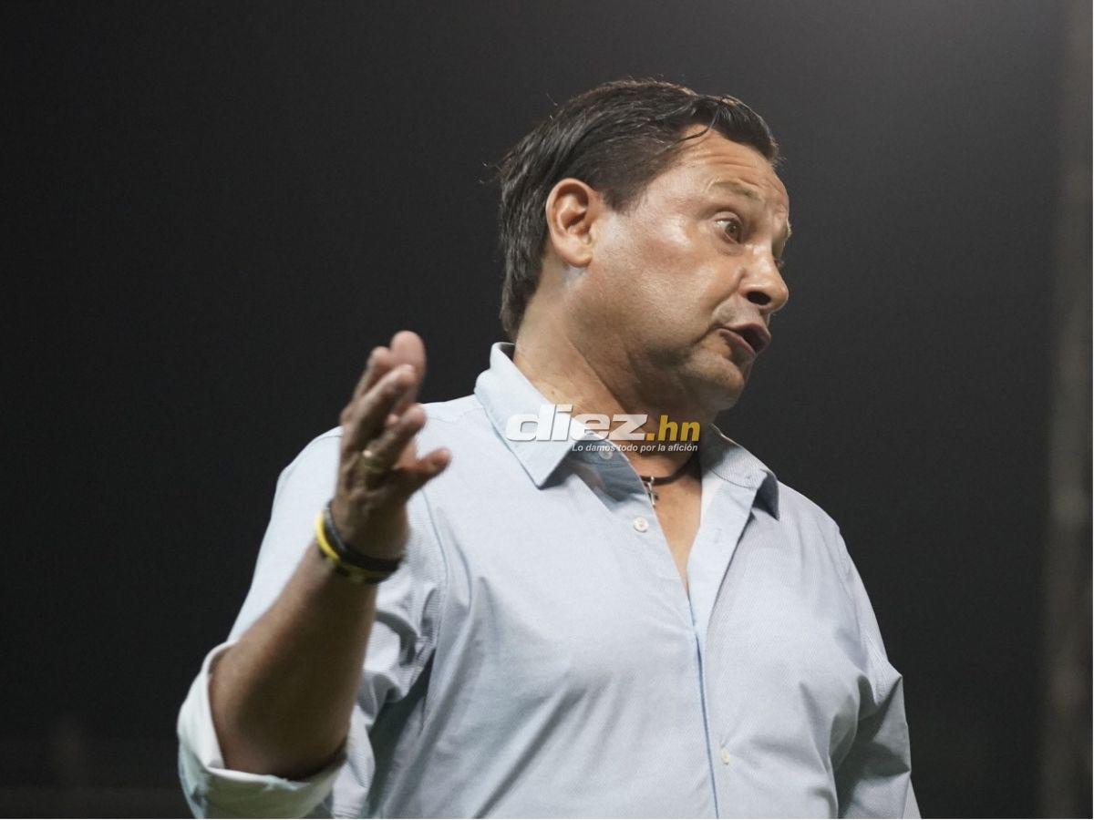 Barra de Real España sacó espectacular manta, chica bella robó suspiros y agarrón de Héctor Vargas con “La Máquina”