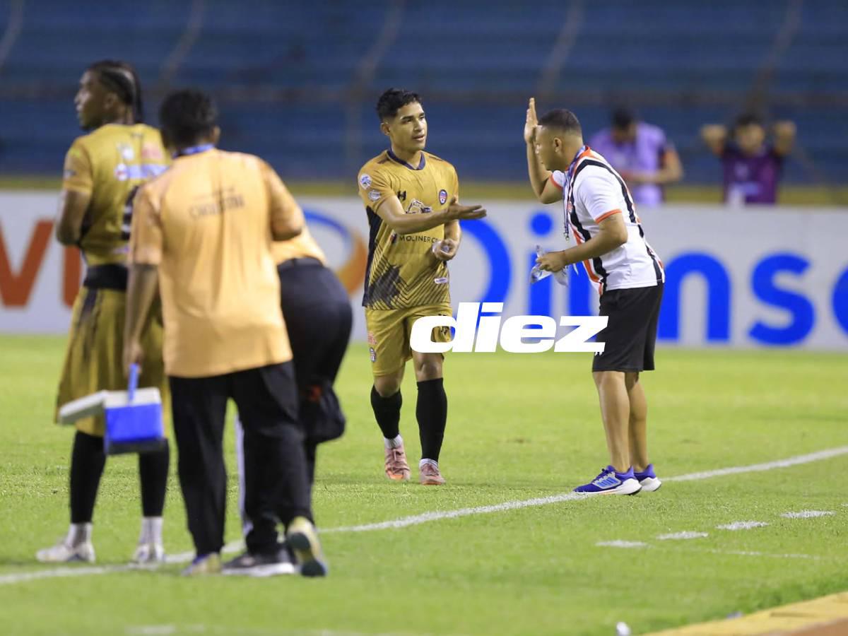 Marco Tulio Aceituno celebrando su gol frente a Marathón.