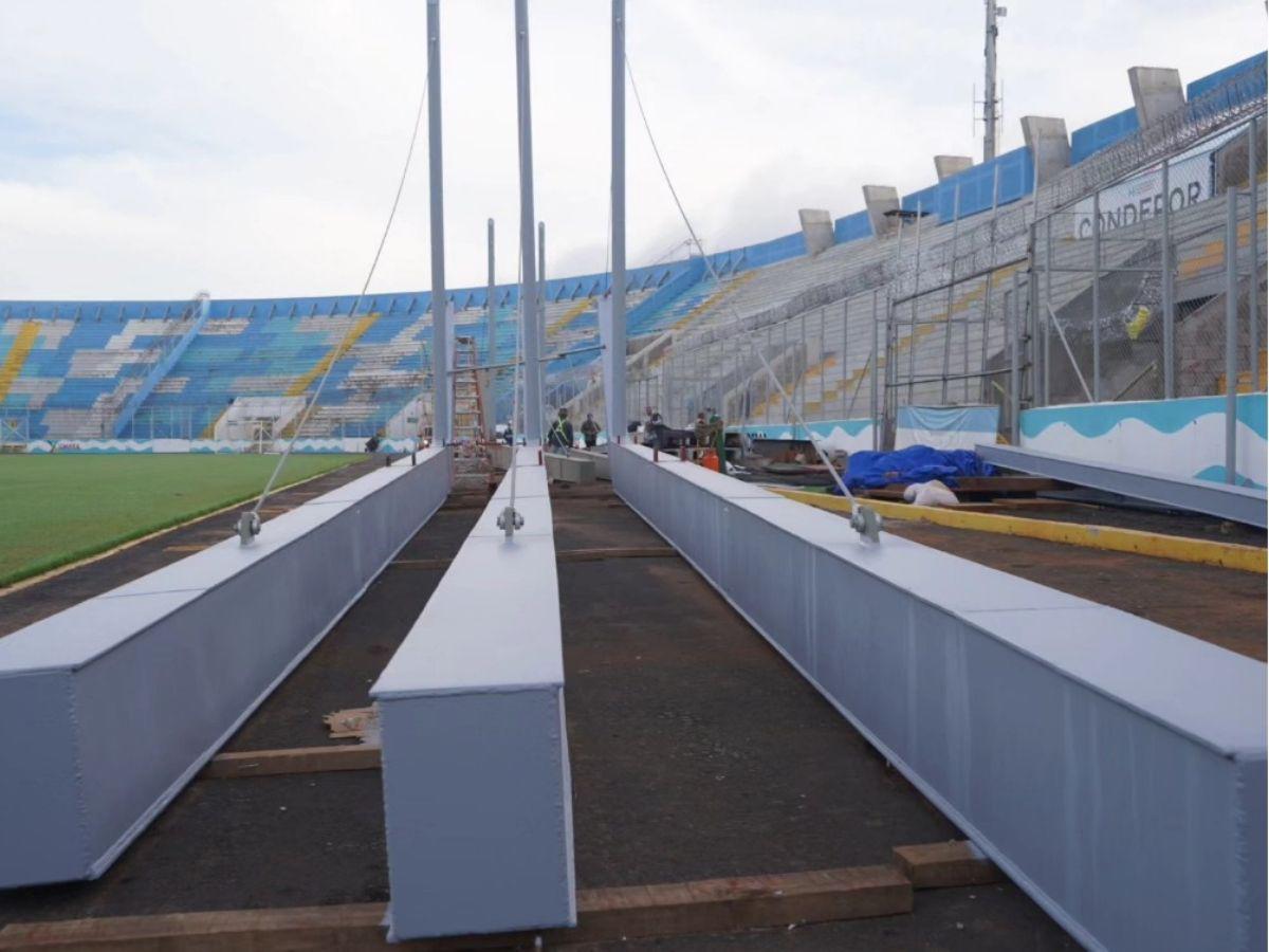 Grúa de 90 toneladas se instala en el Estadio Nacional para levantar el moderno techo en sol centro