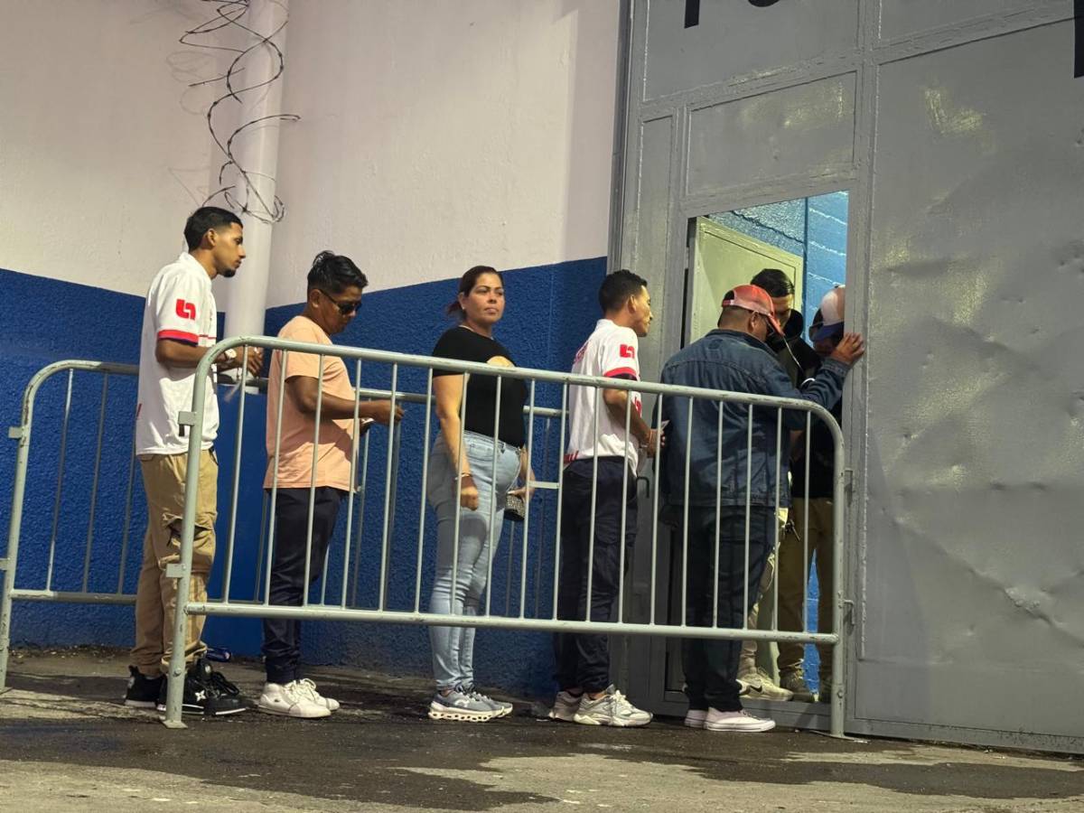 Regalo de la Ultra Fiel a los aficionados y largas filas: así se vive el Olimpia-Cartaginés