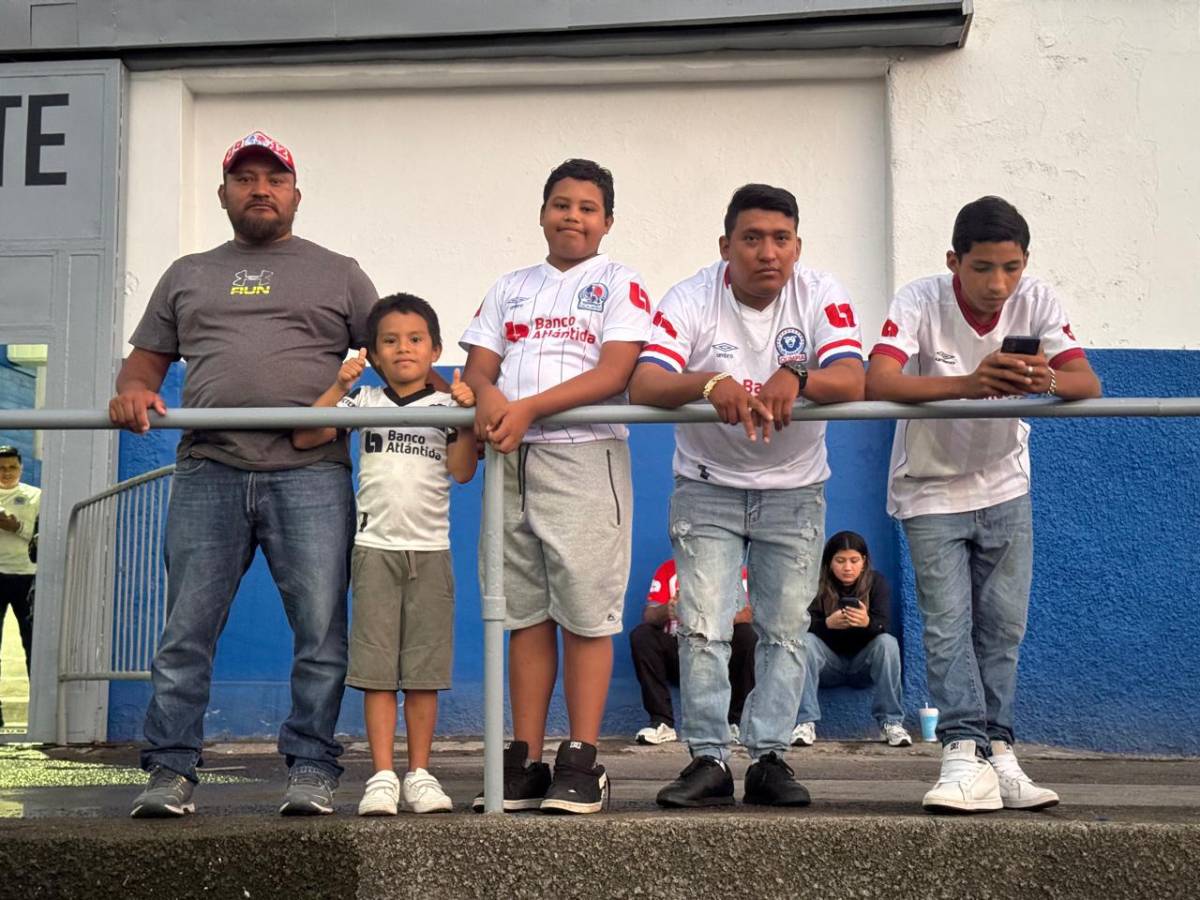 Regalo de la Ultra Fiel a los aficionados y largas filas: así se vive el Olimpia-Cartaginés