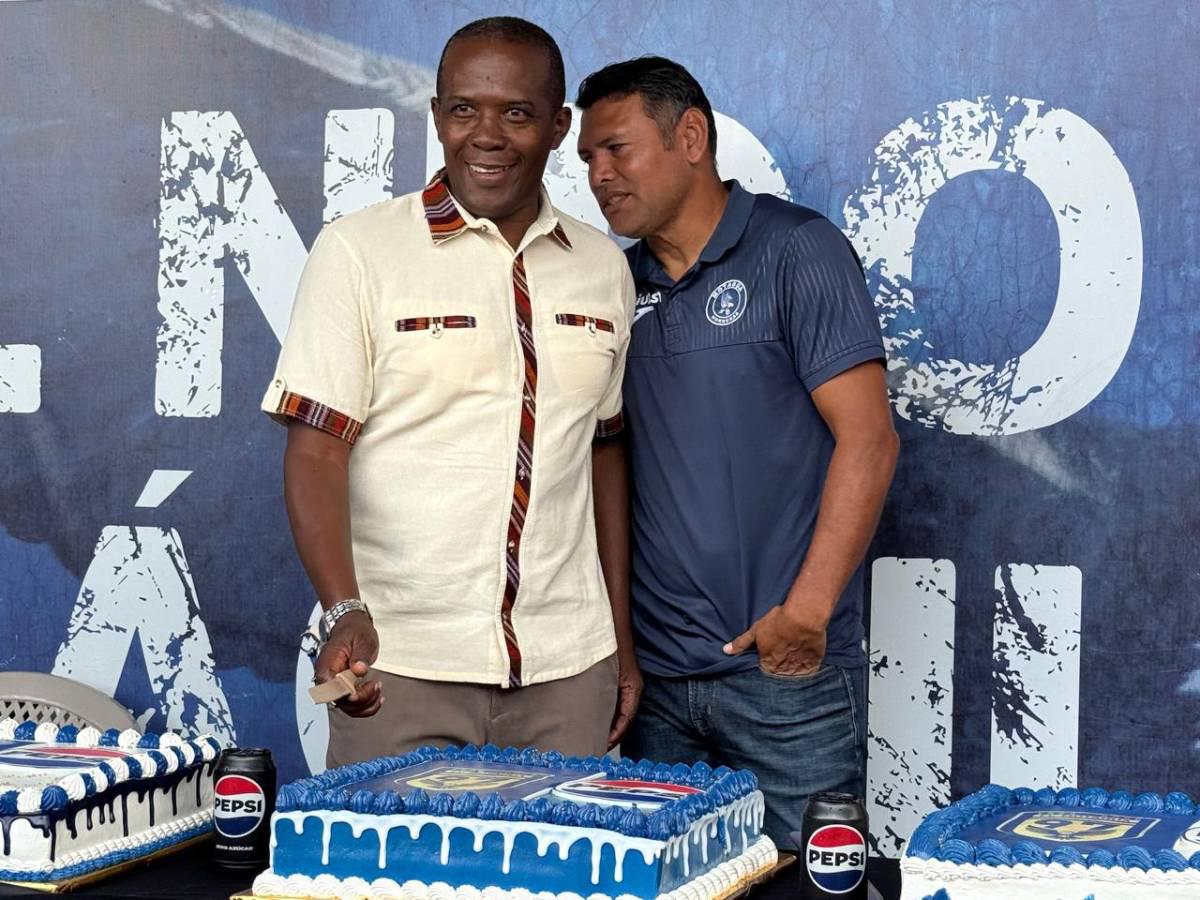 Exjugadores y emblemas de Motagua, Hernaín Arzú y Milton Jocón Reyes en la celebración de los 97 años.