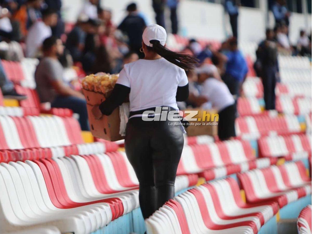 No se vio en TV: aficionadas del Motagua roban suspiros, gestazo de Auzmendi con su novia y fiesta azul en el Nacional