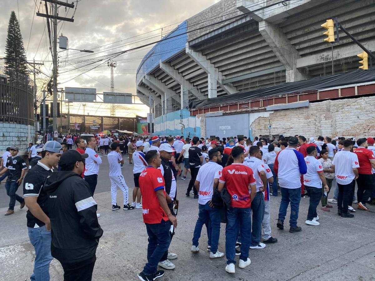 Aficionada se lleva las miradas, lindas fanáticas y la camisa que todos valoran en el Olimpia vs Alajuelense