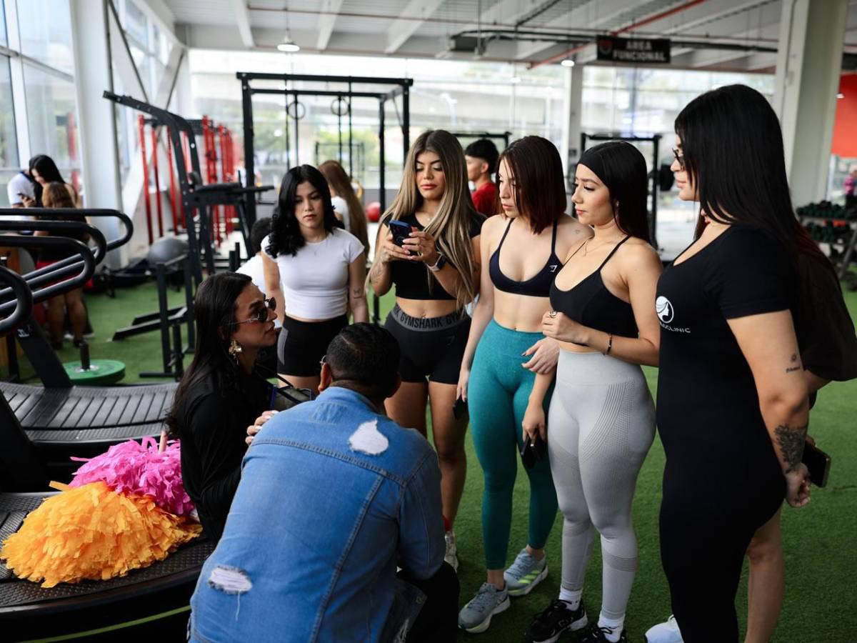 ¡Derroche de hermosura! Así se preparan las bellas pomponeras para el partido de tiktokers entre Honduras y El Salvador