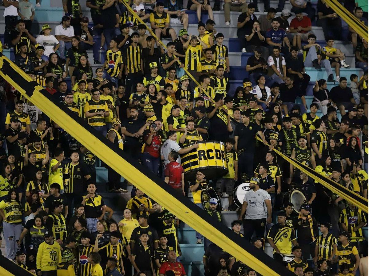 El hincha que casi provoca una tragedia, pancarta pidiendo perdón, preciosa de palco y el karaoke antes de recibir a LAFC