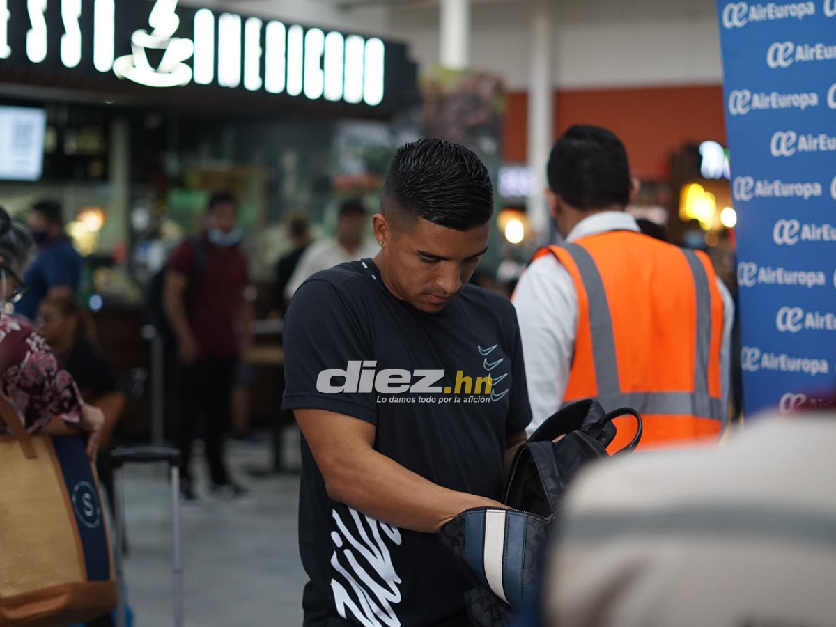 El atacante hondureño salió esta mañana rumbo a Grecia, donde se unirá al Volos de la Superliga de Grecia.