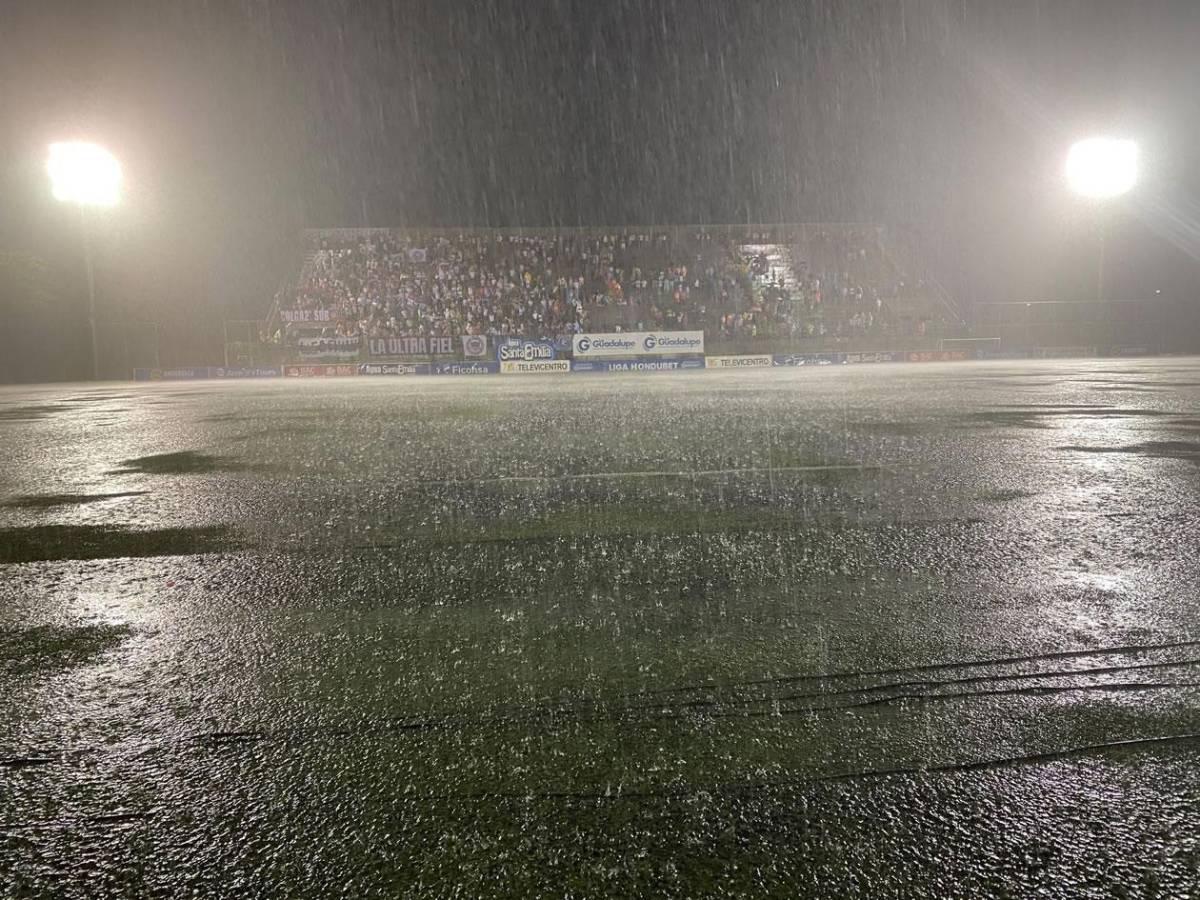 La polémica jugada de Olimpia que reclama Patón, diluvios en los estadios y las bellas modelos que se mojaron en Choluteca