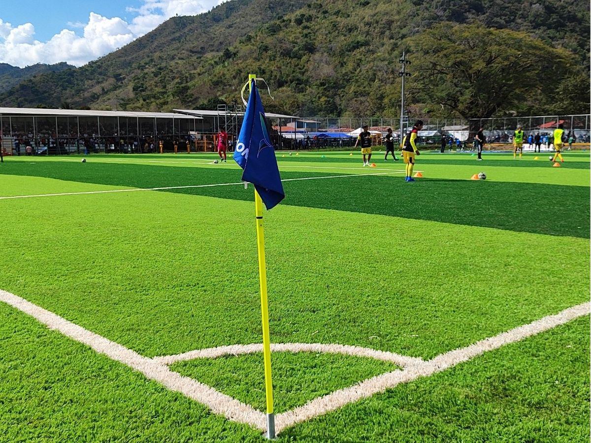 ¡Una mesa de billar! Las fotos que dejó el histórico choque Juticalpa-Génesis en el Estadio Óscar Peralta de Olancho
