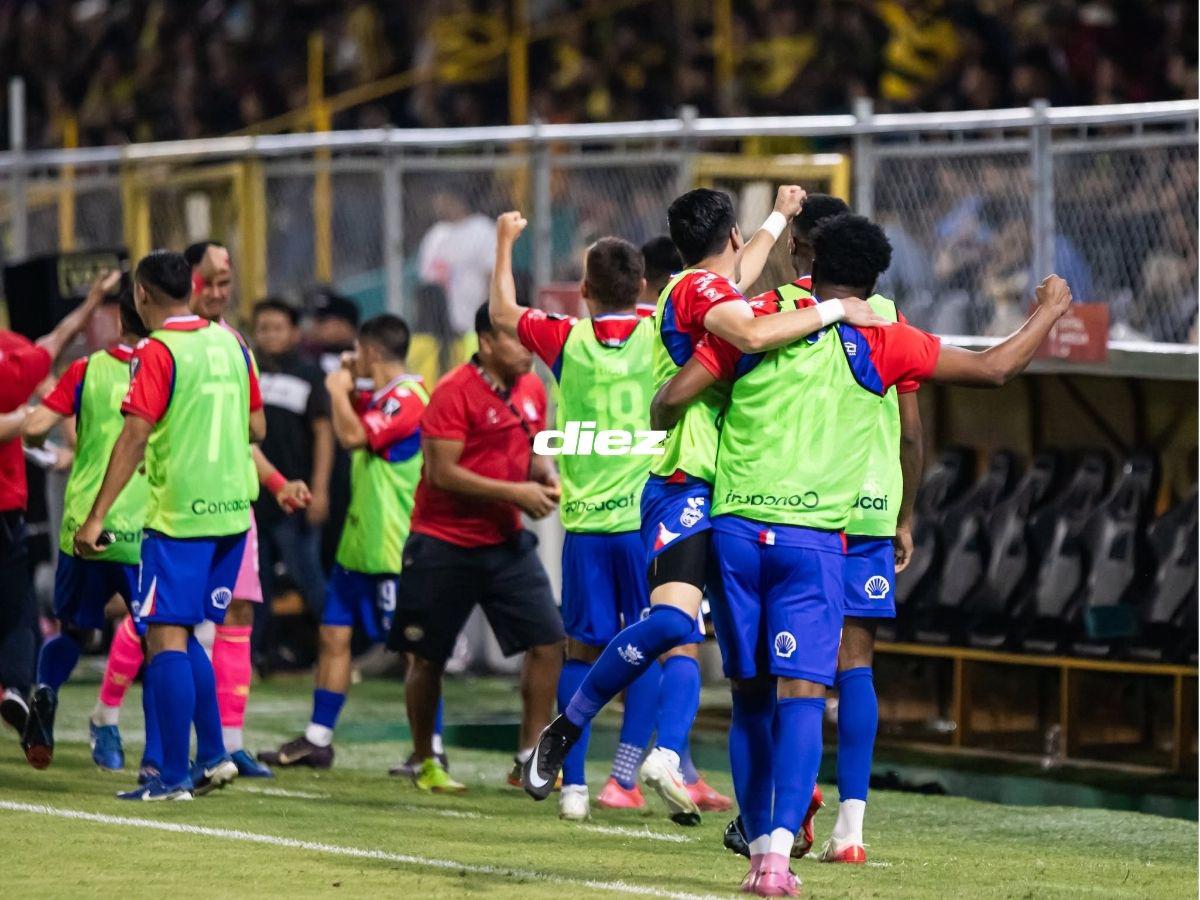 Amargura en Real España, el impresionante tifo, curioso beso que nadie vio y la locura de los hinchas del Xelajú