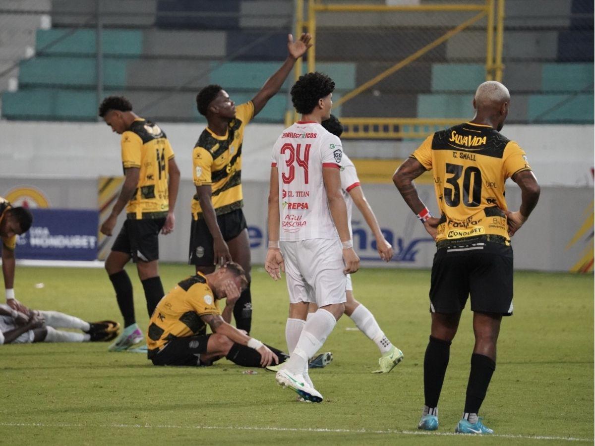 Barra de Real España sacó espectacular manta, chica bella robó suspiros y agarrón de Héctor Vargas con “La Máquina”