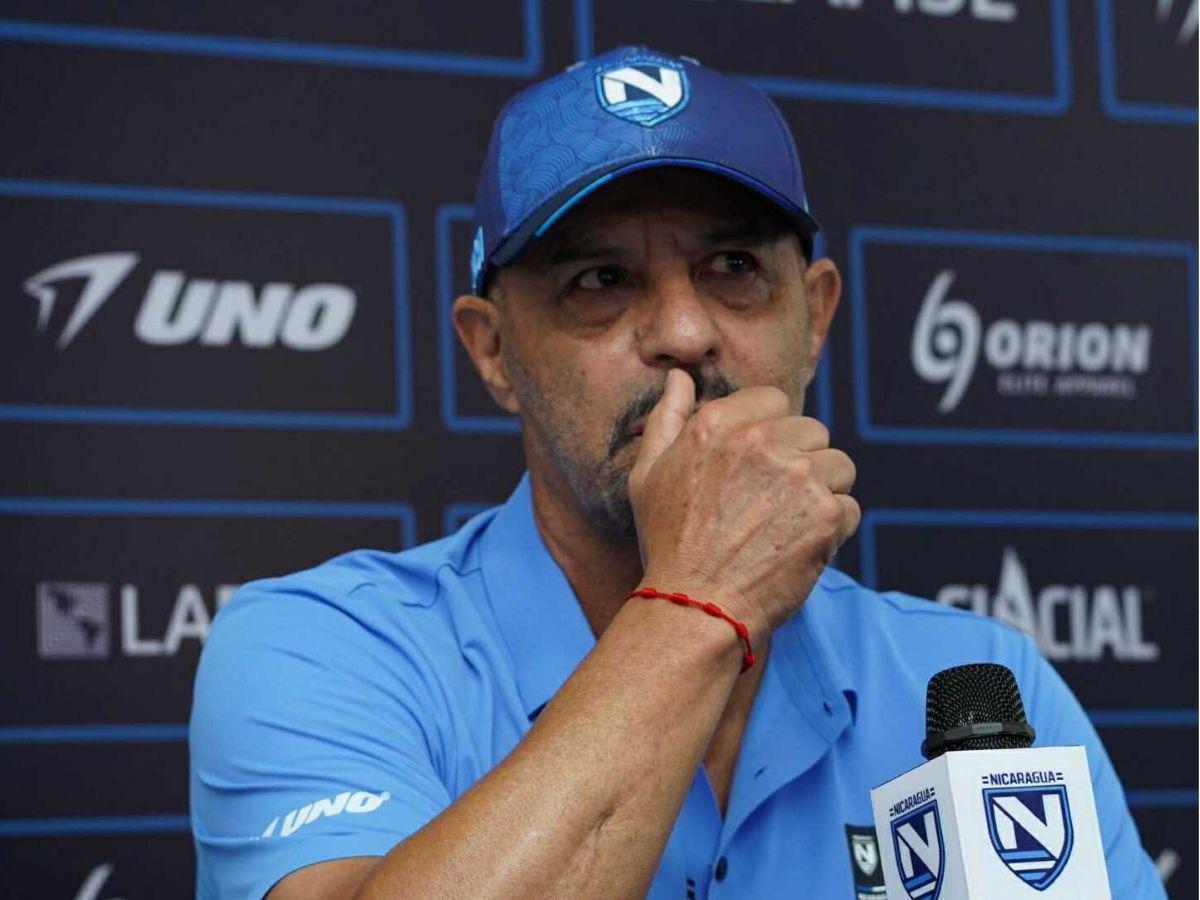 ¡Arde la Eliminatoria! Pancarta picante, jugador de Panamá es bajado por la Interpol; Palma y Arriaga son sorprendidos