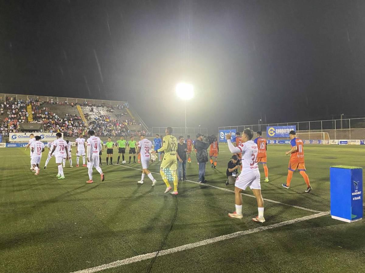 La polémica jugada de Olimpia que reclama Patón, diluvios en los estadios y las bellas modelos que se mojaron en Choluteca