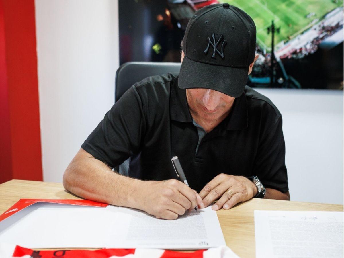 Con la camiseta de Instituto y un invitado de lujo: así fue la presentación de Troglio en su regreso al fútbol de Argentina