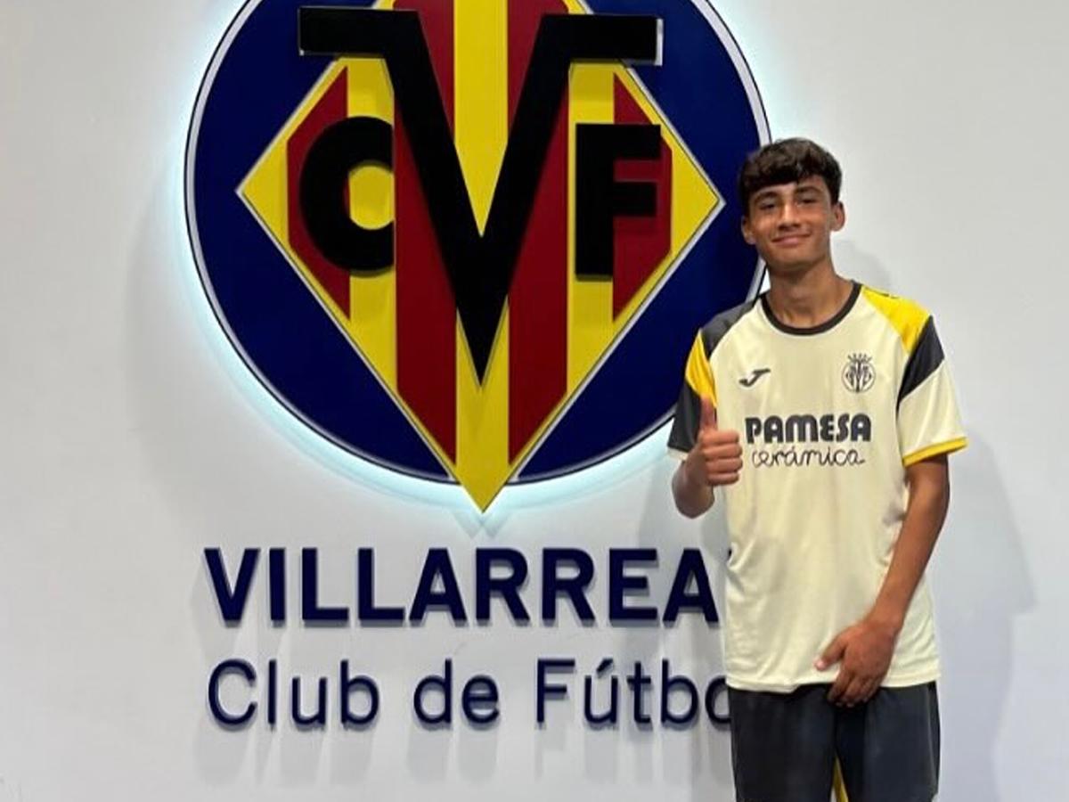 Jorge Pineda siendo parte del Villarreal de España.