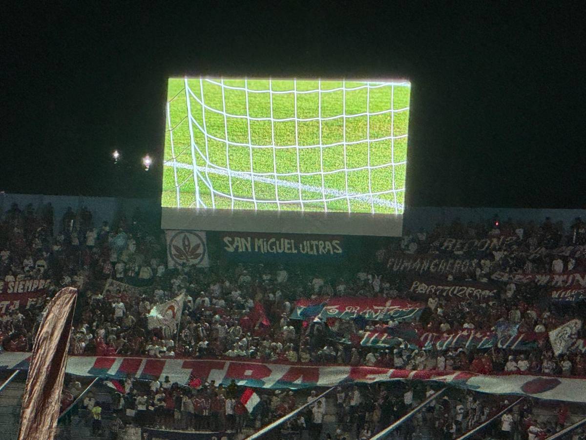 La fiesta que armó la Ultra Fiel, hermosas chicas, el estreno de la pantalla LED y ¿por qué se retrasó el Olimpia vs Motagua?