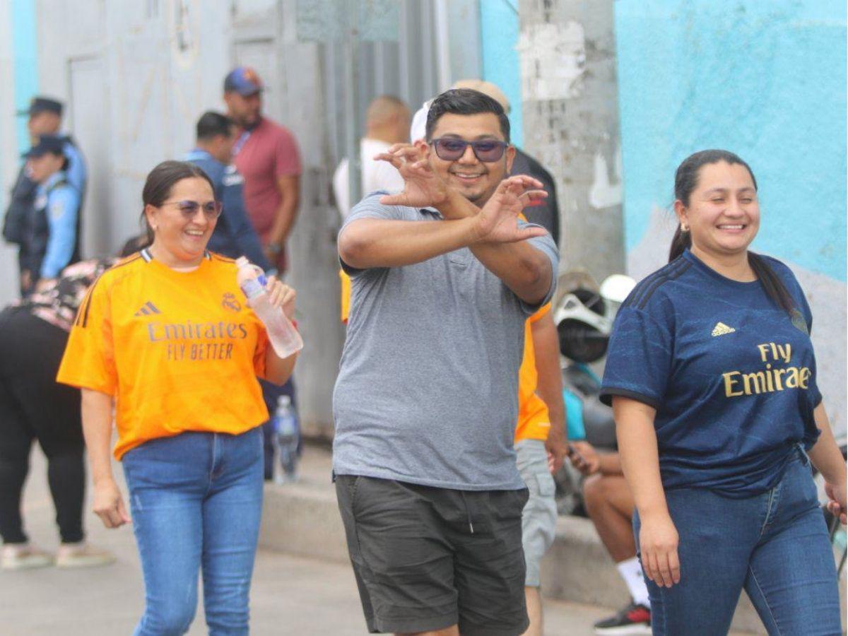¿Quién era la chica de verde? Derroche de bellezas en la previa del Olimpia-Motagua, ¡Bengtson fue sorprendido!