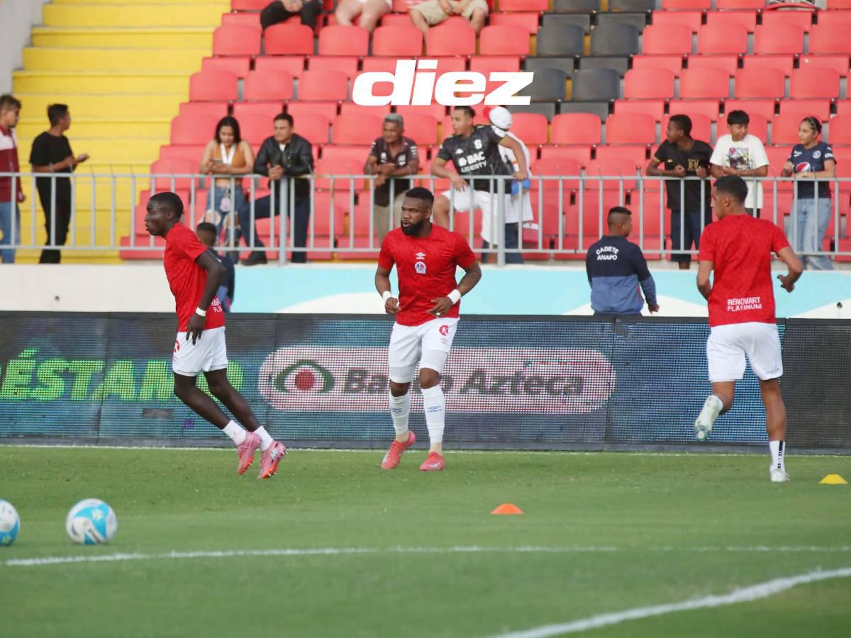 Los jugadores del León enfocados en el clásico.