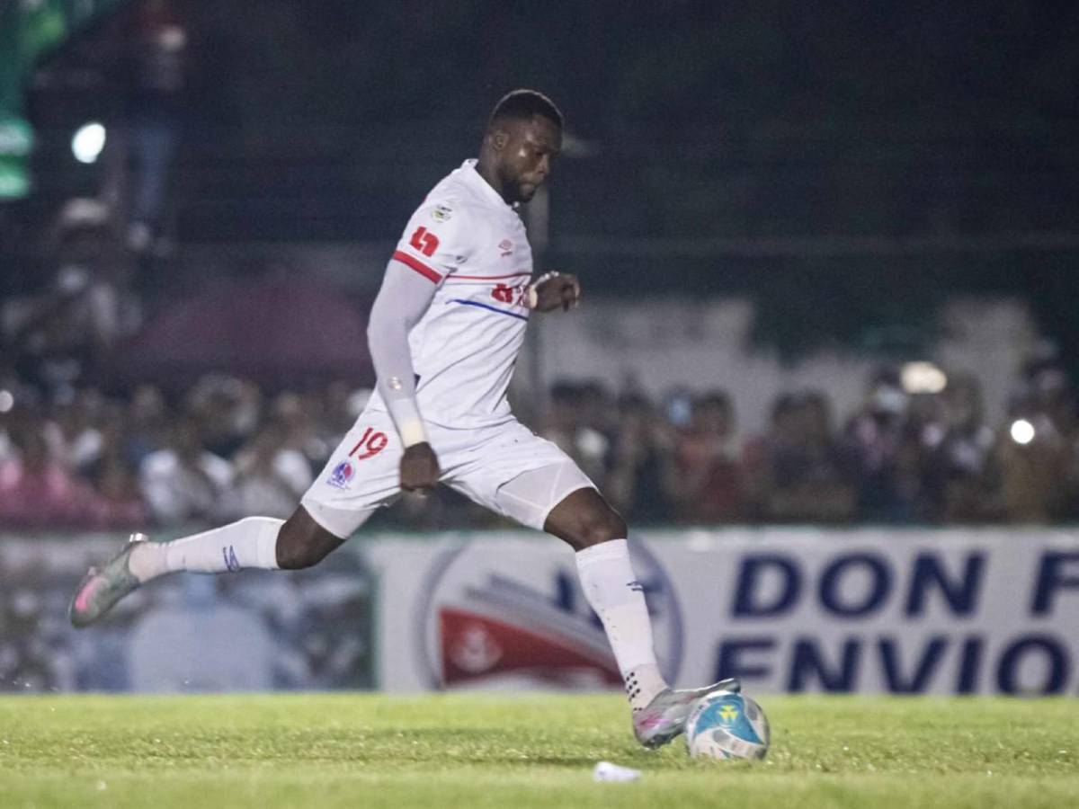 Mujer policía causa furor, promesa de Olimpia sorprende y Benguché responde insulto en el estadio Rubén Deras