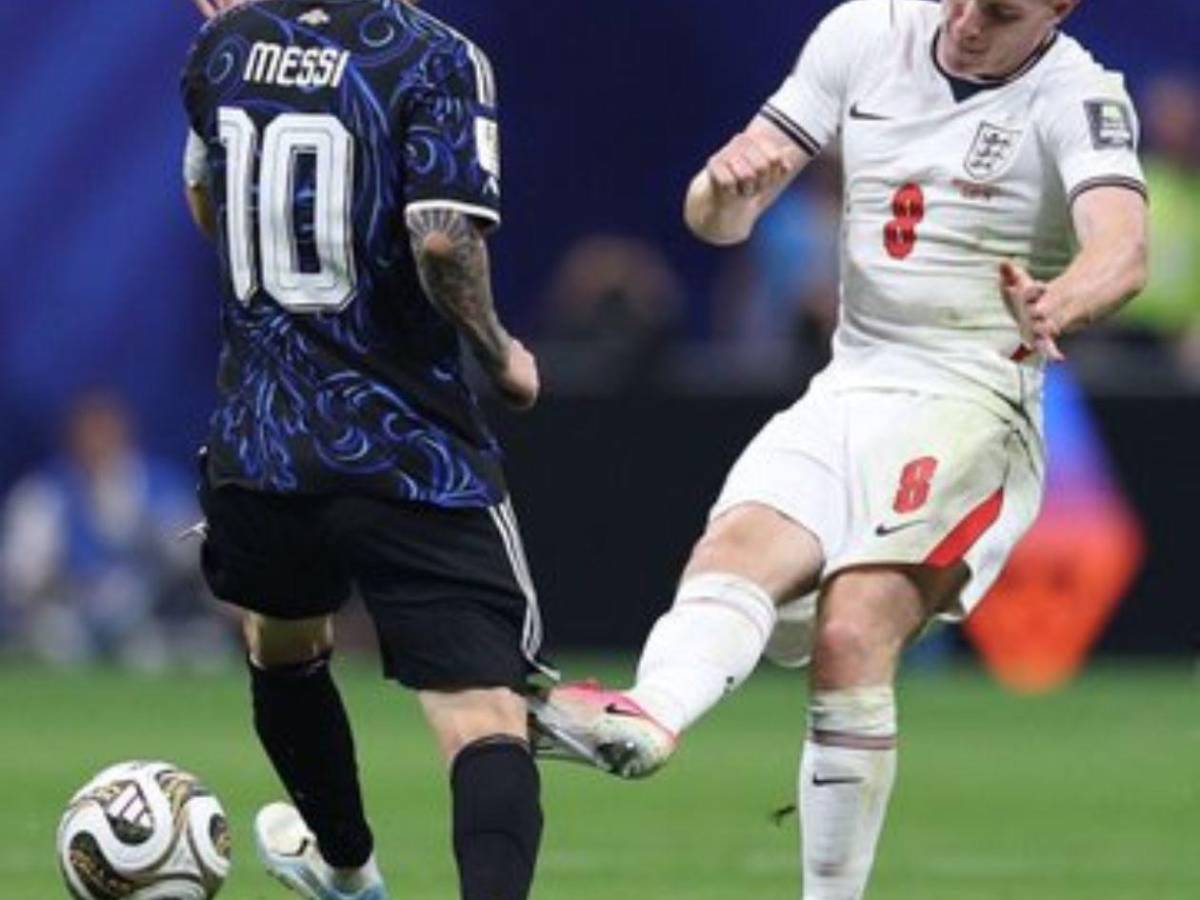La roja que el VAR no revisó, la salvada del partido y magia de Messi con Argentina