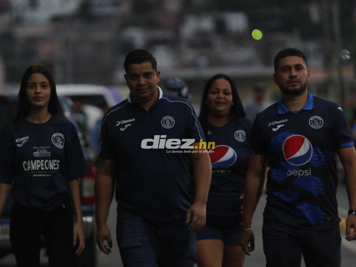 Explosión con Diego Vázquez, las guapísimas hinchas del Motagua y, ¿qué pasó con la mascota del “Ciclón”?