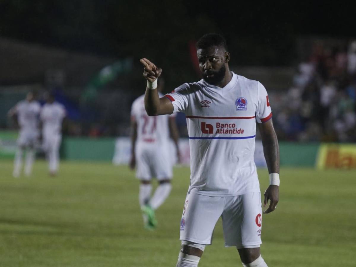 Mujer policía causa furor, promesa de Olimpia sorprende y Benguché responde insulto en el estadio Rubén Deras